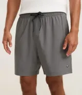 Bermuda de baño color beige, con cintura elástica y cordón de ajuste negro. Presenta un pequeño parche gomoso en el ruedo y bolsillos laterales.