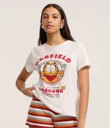 Remera de algodón blanco con cuello redondo y manga corta. Presenta un estampado frontal del personaje Garfield con cubiertos y los textos 'Garfield' y 'Lasagna' en color rojo.