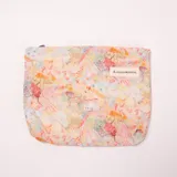 Neceser de tela con estampado multicolor de paisajes, casas y árboles, con cierre superior y etiqueta con la inscripción "A GOGO ORIGINAL".