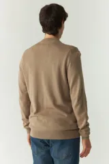 Campera tejida color beige con textura en el frontal, escote redondo y puños.