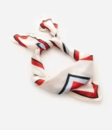Pañuelo cuadrado de poliéster satinado con diseño geométrico en bloques de color rojo, blanco, celeste y negro.