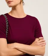 Blusa básica de viscosa y elastano de la marca Cortelle, color mostaza, con escote redondo y mangas cortas.