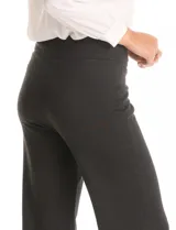 Pantalón de vestir marca Tahari, corte wide leg con tiro alto y cintura elástica. Confeccionado en tejido elastizado de textura lisa.