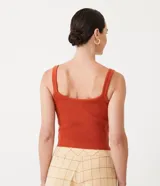 Blusa de punto acanalado color naranja, con escote en U y tirantes finos. Presenta un diseño ajustado al cuerpo.