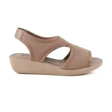 Sandalia de plataforma color beige con elástico en el talón.