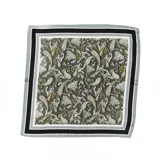 Pañuelo cuadrado de satén con estampado de arabescos en tonos blanco y azul.