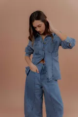Pantalón de denim corte balón, color azul claro, con bolsillos frontales y diseño amplio en las piernas.