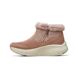 Bota casual de caña baja con tecnología Max Cushioning, confeccionada en gamuza color rosado con detalles tejidos y cuello de piel sintética. Cuenta con suela de plataforma con amortiguación ligera y diseño antideslizante.