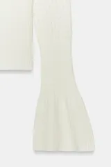 Jersey de punto pointelle color blanco, con cuello redondo y mangas largas acabadas en evasé.