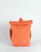 Mochila de tela color naranja con cierre superior enrollable y logo estampado en blanco en la parte inferior.