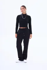 Remera de manga larga color negro, con cuello alto y corte ajustado al cuerpo.