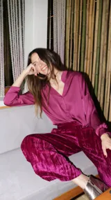 Camisa de seda color fucsia, con cuello mao y corte irregular, más larga en la parte trasera.