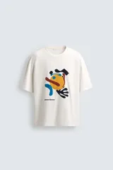 Camiseta de manga corta y cuello redondo, color blanco hueso, con un estampado abstracto multicolor en el pecho que incluye texto en la parte inferior.