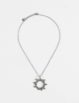 Collar plateado con cadena de eslabones finos y dije de estrella texturizada.