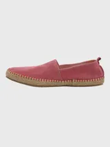 Alpargatas Hush Puppies de estilo slip-on, color bordó con textura de tejido de algodón. Presenta una suela de yute trenzado con costuras decorativas y una etiqueta lateral de la marca.