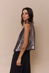 Chaleco sastrero dorado de mini lentejuelas, con cruce frontal con botones a presión, forro interior y bolsillos falsos en el frente.