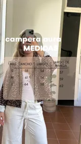 Campera corta de pana con estampado de leopardo, cuello camisero, cierre frontal con botones a presión y dos bolsillos delanteros. Interior forrado con tela a rayas verticales.