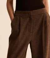 Pantalón recto de poliéster color marrón, con cintura alta de diseño sastre, pliegues delanteros y bolsillos laterales.