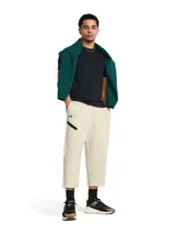 Pantalón deportivo Under Armour Unstoppable color beige, confeccionado en tejido de doble punto suave, elástico y transpirable. Presenta tiro medio, cintura elástica con cordón interno, bolsillos laterales y un bolsillo con cremallera en la pierna derecha. Su diseño de corte ancho y largo acortado ofrece gran comodidad y libertad de movimiento.