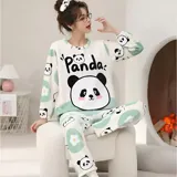 Conjunto de pijama de dos piezas confeccionado en tela de plush suave y abrigada. Incluye una remera de manga larga con diseño estampado de Totoro y pantalón largo a juego con puños en contraste.