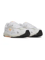 Championes deportivos Under Armour modelo Tech Runner, con diseño de perfil bajo. Presentan una parte superior de malla transpirable en color blanco con superposiciones de cuero y gamuza en tonos beige. Incluyen detalles en color naranja, destacando el logotipo de la marca en el lateral, y una entresuela de EVA acolchada con suela de goma.