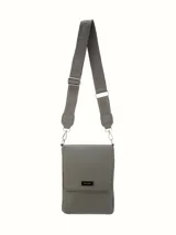 Bandolera Terrano de diseño compacto, confeccionada en cuero sintético color gris. Presenta una solapa frontal con placa metálica grabada con el logo de la marca y una correa larga regulable de cinta tejida con el nombre de la marca.