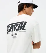 Remera de corte oversized en algodón color blanco, con bordado frontal de la palabra Earth en color negro. Presenta mangas cortas y un diseño holgado.