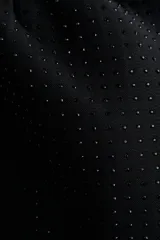 Vestido corto de malla transparente con detalles de strass tono sobre tono. Presenta mangas largas, cuerpo ajustado, escote redondo y cierre oculto en la espalda. Incluye costura fruncida en la cintura y falda con vuelo, con forro parcial.