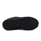 Championes Diadora de trekking, color negro, de caña baja y diseño robusto con suela dentada para mayor tracción. Presentan refuerzos sintéticos y malla transpirable, con el logo de la marca en tono gris en la puntera.