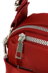 Bandolera negra de material sintético, con correa ajustable y dos compartimentos frontales con cierre de cremallera metálico.