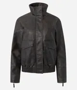 Campera de cuero sintético marrón con efecto desteñido, cuello alto y solapa de piel sintética desmontable. Cuenta con cierre frontal, bolsillos delanteros con solapa y elástico en el ruedo.