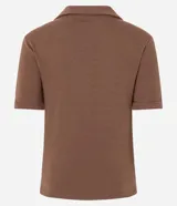 Polo de manga corta color marrón, con cuello abierto y tejido de suedine de algodón BCI.