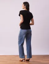 Buzo de tejido acanalado marca Tahari, con cuello redondo a la base y mangas tipo dolman. Presenta un diseño de líneas verticales y diagonales en el tejido.