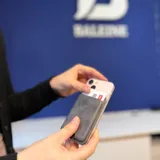 Billetera gris de cuero sintético para pegar al teléfono, con capacidad para tarjetas.