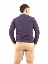 Sweater rojo de hilo de algodón con escote en V y manga larga.