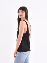 Musculosa blanca de breteles finos y escote redondo.