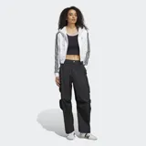 Campera Adidas Adilenium Season 3 con capucha, color blanco con tres rayas negras en las mangas y logo bordado en el pecho.