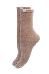 Par de medias de caña media en color beige melange, confeccionadas en tejido de punto suave con detalle de etiqueta pequeña en el borde superior.