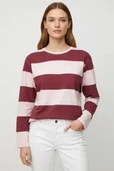 Buzo de cuello redondo y manga larga con diseño de rayas horizontales anchas en tonos bordó y rosado claro.