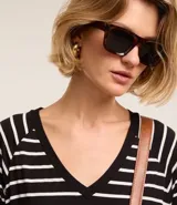 Remera femenina rayada blanca y negra, de manga 3/4 y escote en V.