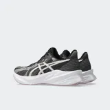 Championes de running Asics modelo Dynablast 5, con capellada de malla jacquard en tonos gris y negro, y entresuela blanca con tecnología de amortiguación.