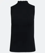 Musculosa roja de punto con cuello alto y tirantes anchos.