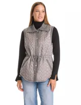 Chaleco gris de diseño híbrido, con frente capitoneado de patrón ondulado y espalda de tejido de punto. Presenta cuello con solapa, cierre frontal con botones a presión metálicos, cordón de ajuste en la cintura y bajo curvo.