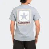 Remera celeste con estampa en la espalda de un cuadrado con bordes color crema, una estrella gris en el centro y la palabra 'CONVERSE' en color marrón.