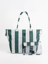 Bolso tipo tote grande a rayas verticales blancas y verdes, con asas largas para el hombro y cierre superior. Incluye un neceser transparente a juego con detalles a rayas.