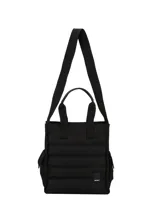 Bolso tipo tote acolchado de color negro con diseño capitoneado horizontal. Cuenta con doble asa de mano, correa larga ajustable para el hombro, bolsillos laterales y un pequeño parche con el logo de la marca en la parte inferior.