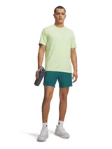 Short deportivo Under Armour de corte atlético, color verde petróleo, con aberturas laterales en el bajo para mayor movilidad y logo perforado con láser en la pierna. Cuenta con cintura elástica y bolsillos laterales.