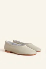 Ballerinas de cuero vacuno color celeste, con borde superior trenzado a mano y suela plana de madera.