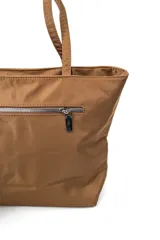Cartera tipo shopper color negro con doble asa de mano, cierre superior y un pequeño monedero o neceser desmontable con cierre colgando del lateral.