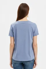 Remera de manga corta color blanco con cuello redondo y dobladillo redondeado.